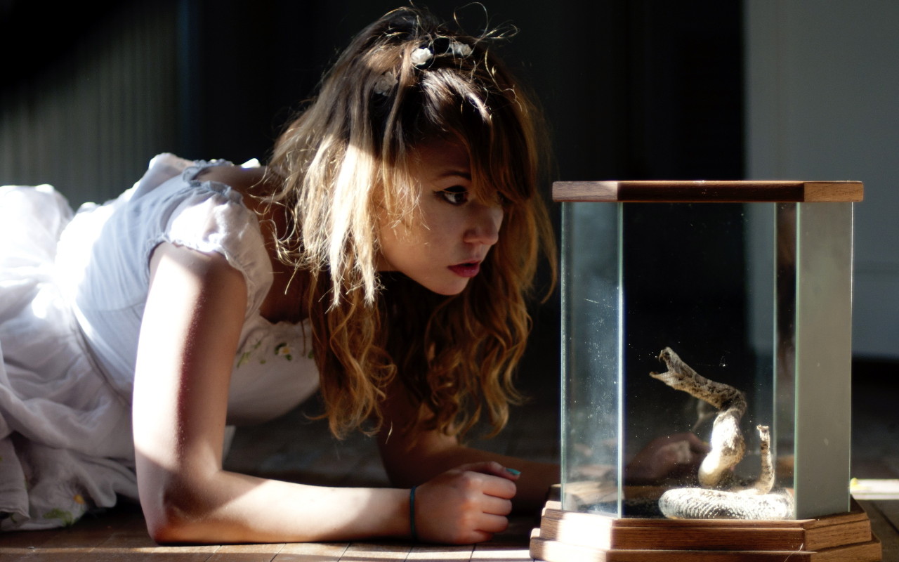 Красивая девушка и змея