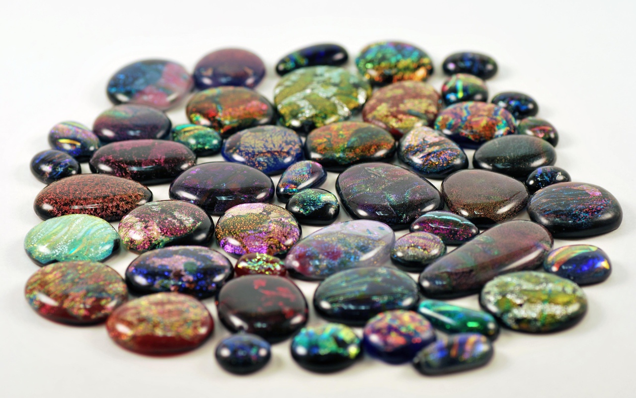 Перламутровые камни