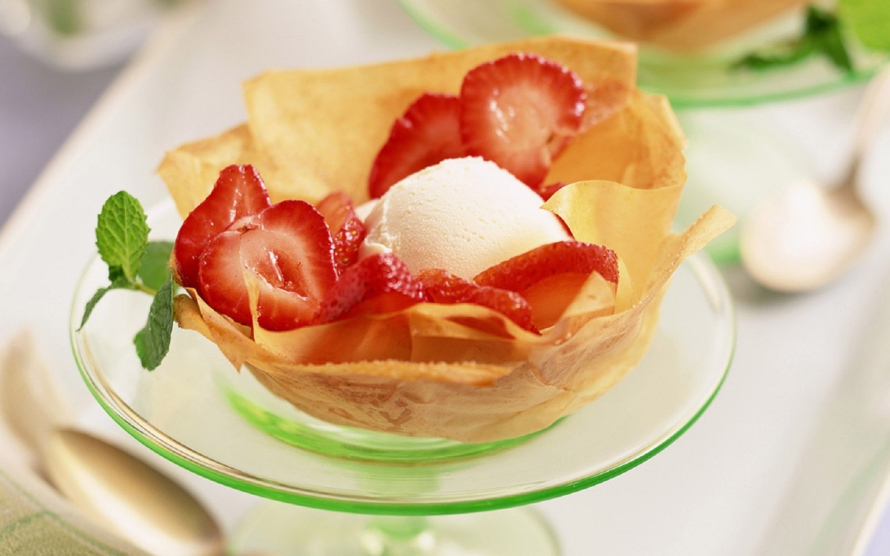 Мороженое с клубникой