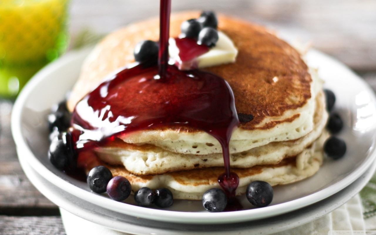 Блины с вареньем и ягодами