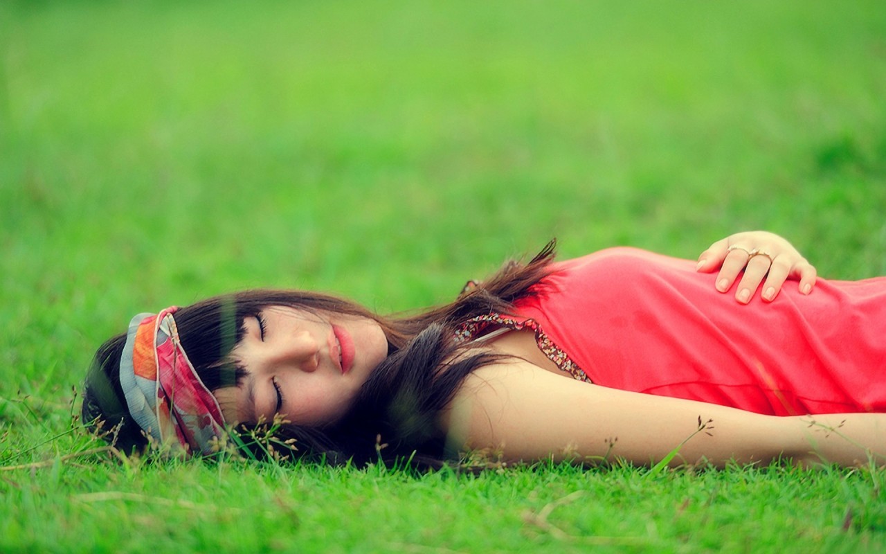 Девушка лежит на траве