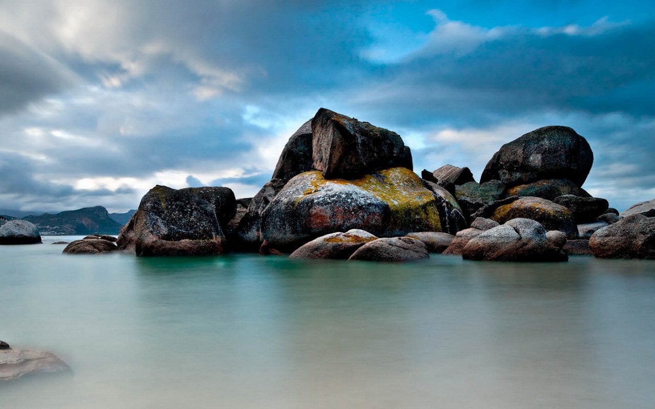 Камни на берегу