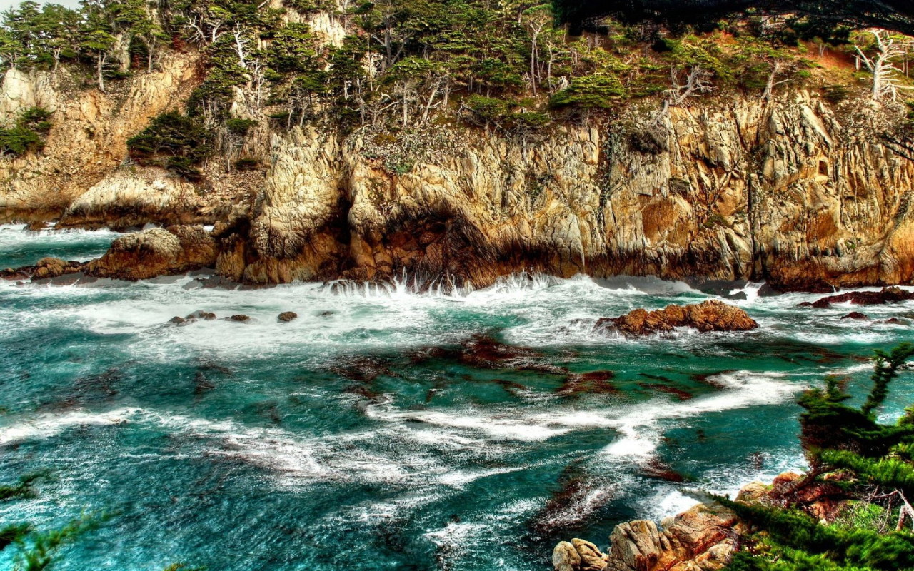 Скалы на берегу