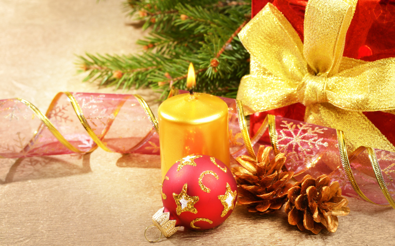 Новогодняя свеча у елки