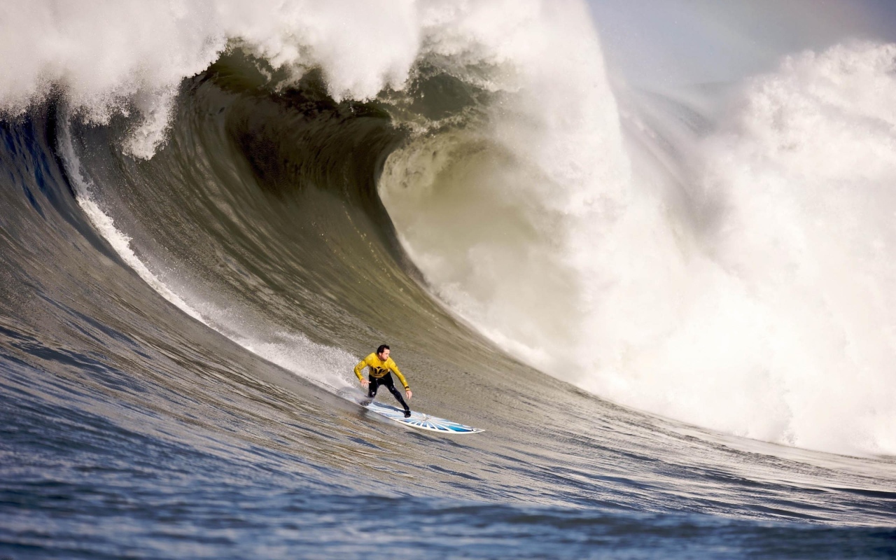 Серфер спускается с волны