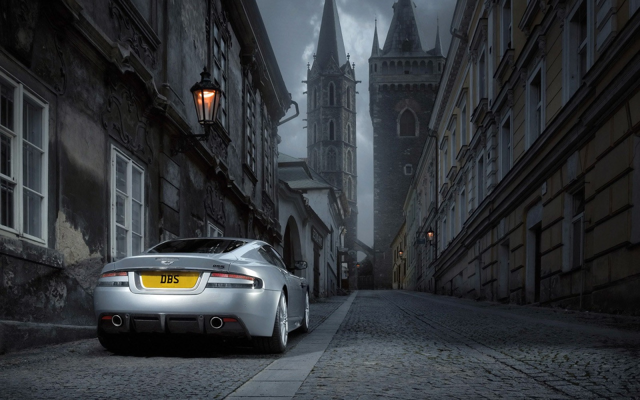 Современный автомобиль на старой улице