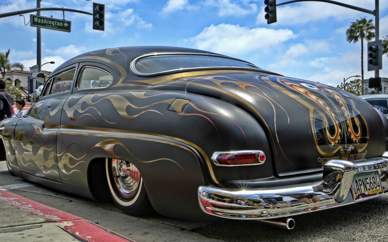 Разрисованный автомобиль на стоянке