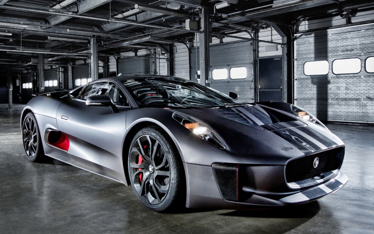 Спортивный автомобиль на стоянке