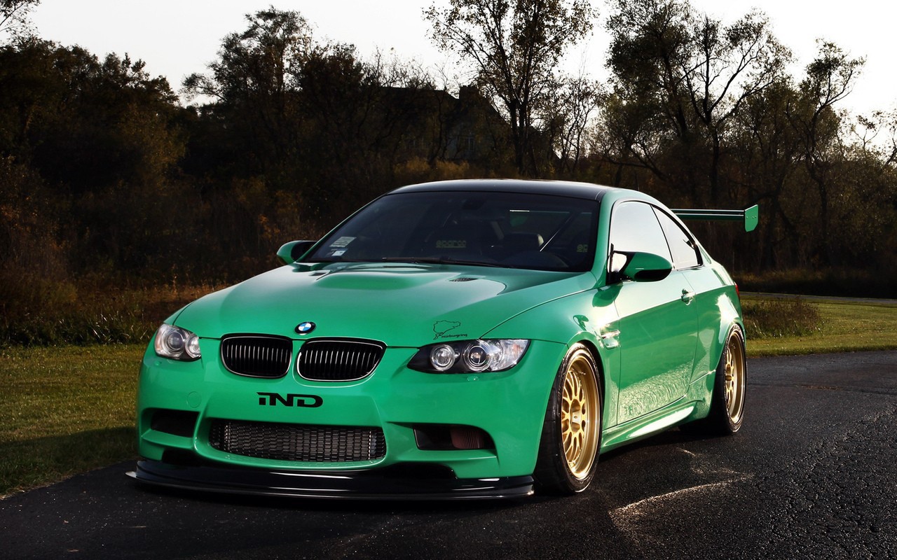 Зеленый BMW