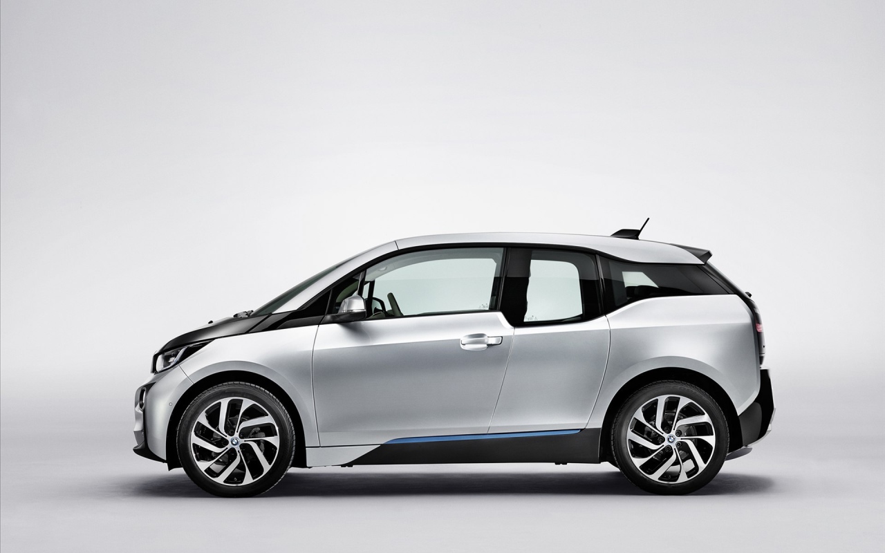 Серебряная BMW i3 со стороны