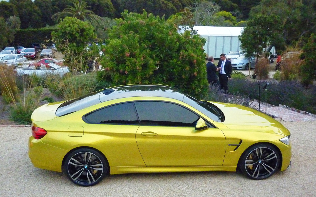Желтый BMW M4 сверху