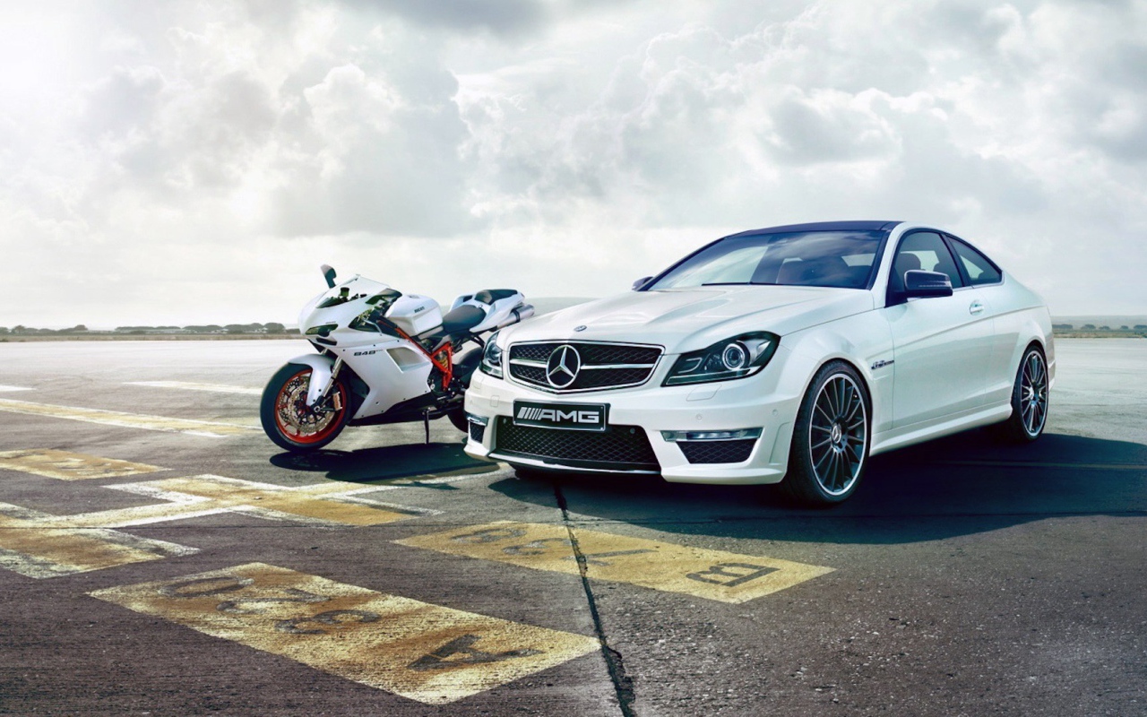Мотоцикл Ducati 848 и Мерседес C63 AMG