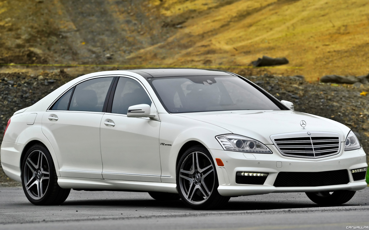 Белый Mercedes-Benz S65 AMG в парке
