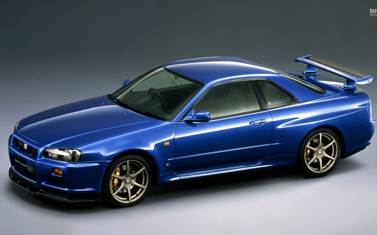 Голубой Ниссан GT-R
