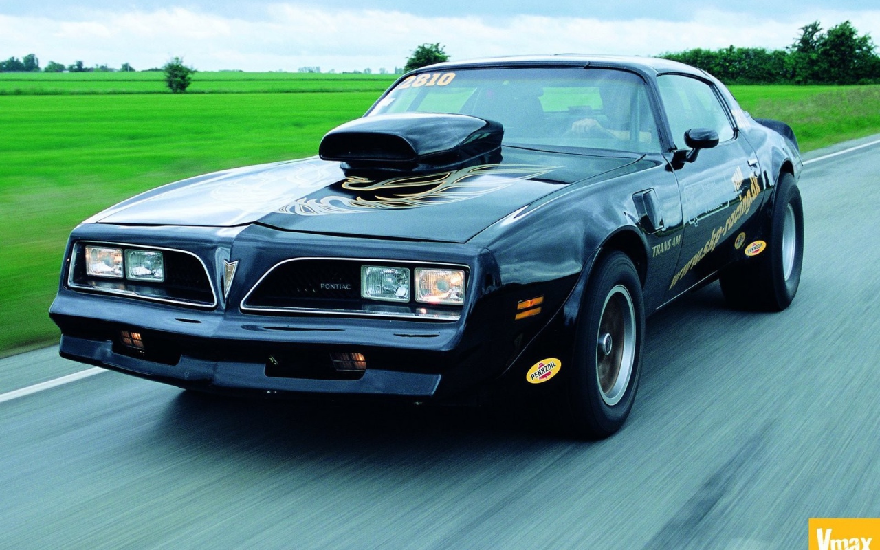 Pontiac на дороге