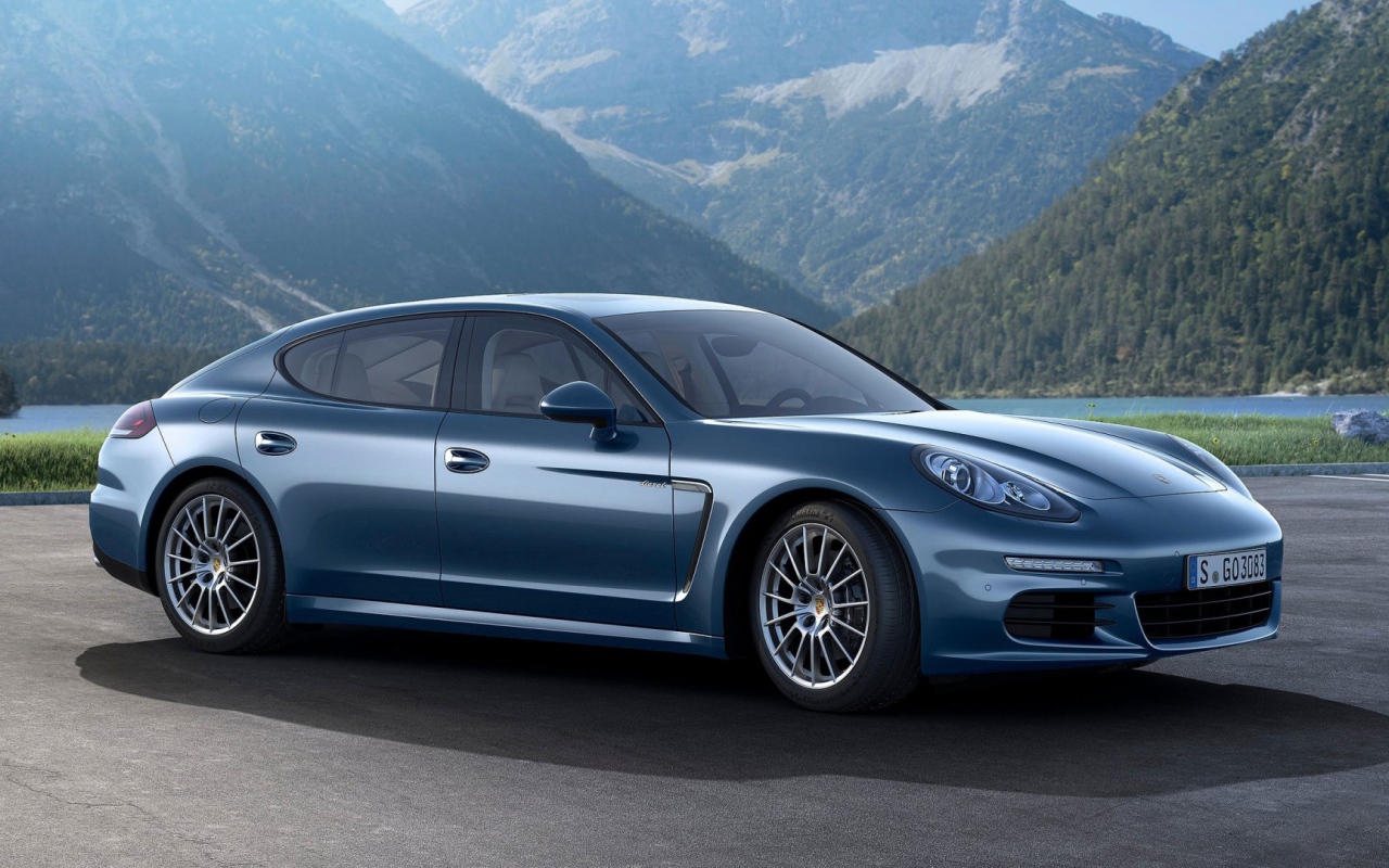 Синий Porsche Panamera Turbo S 2014 на дороге