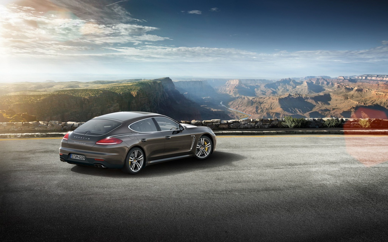 Porsche Panamera Turbo S 2014 на парковке в горах