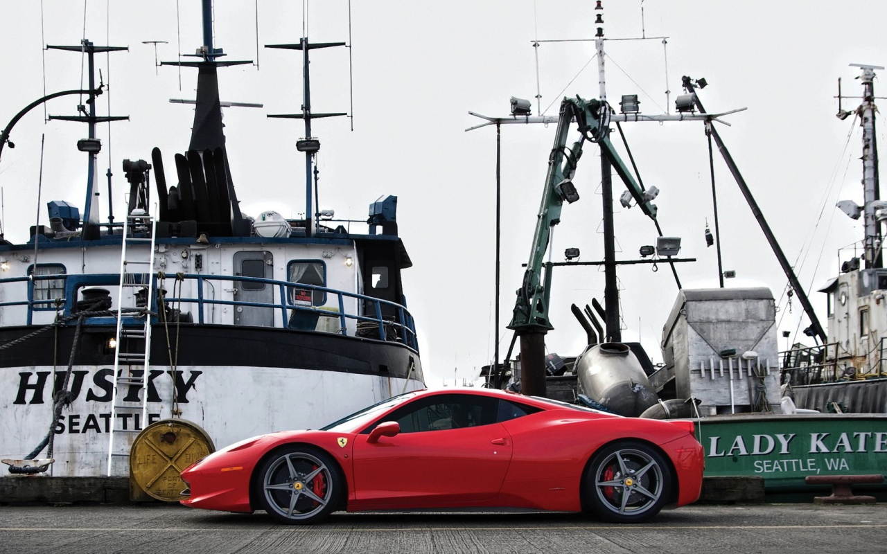 Красный автомобиль на пристани