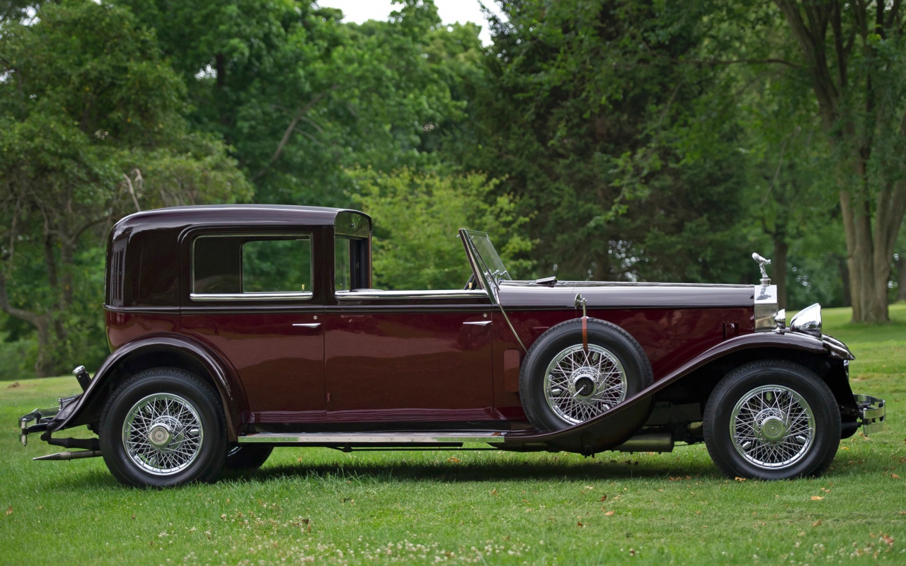 Старинный автомобиль Ролс Ройс