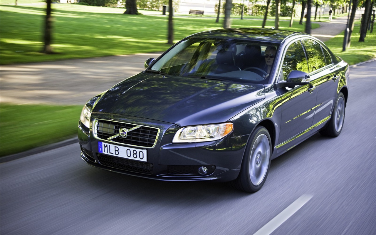 Черный Volvo S80 на дороге