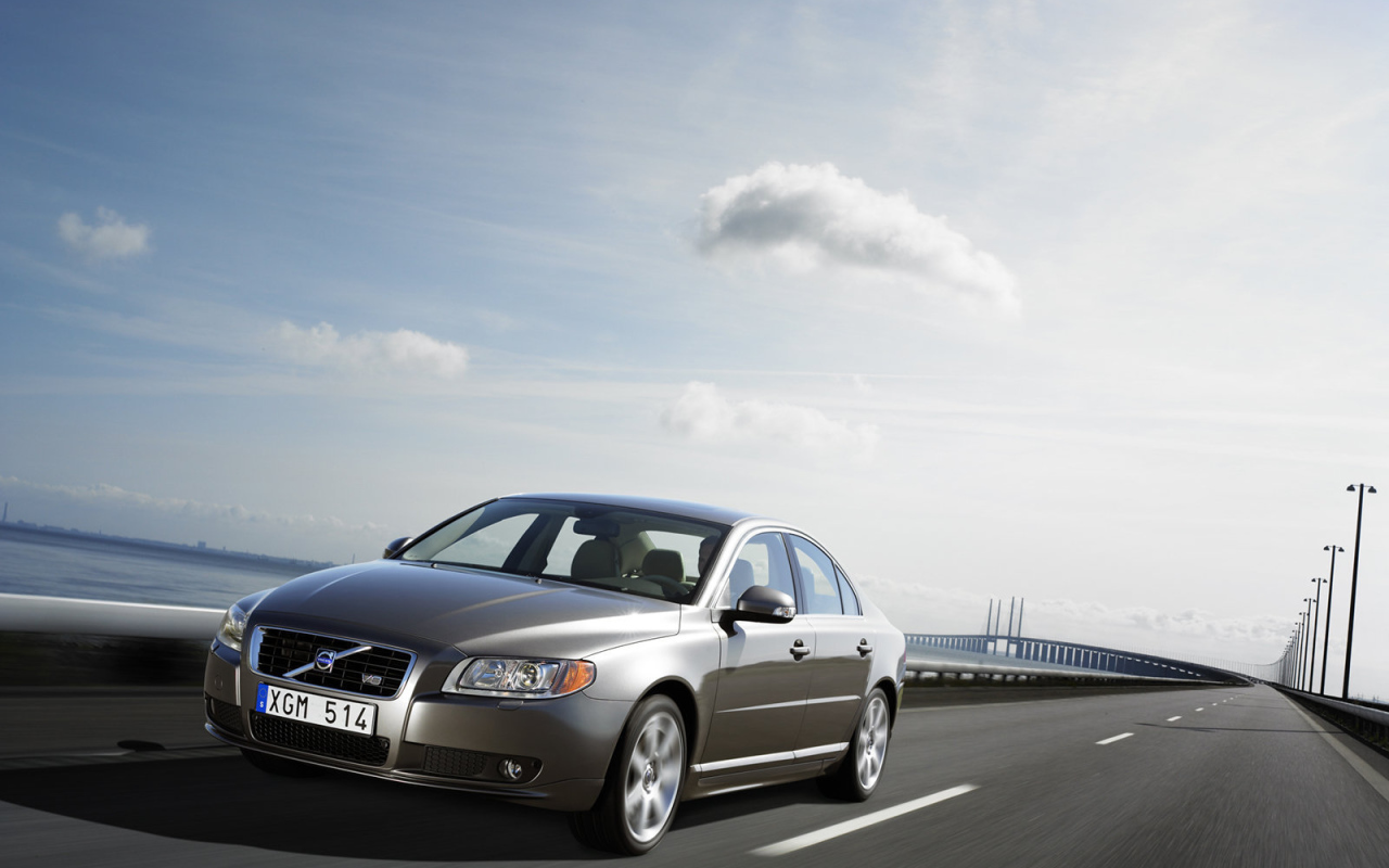 Серый Volvo S80 на дороге