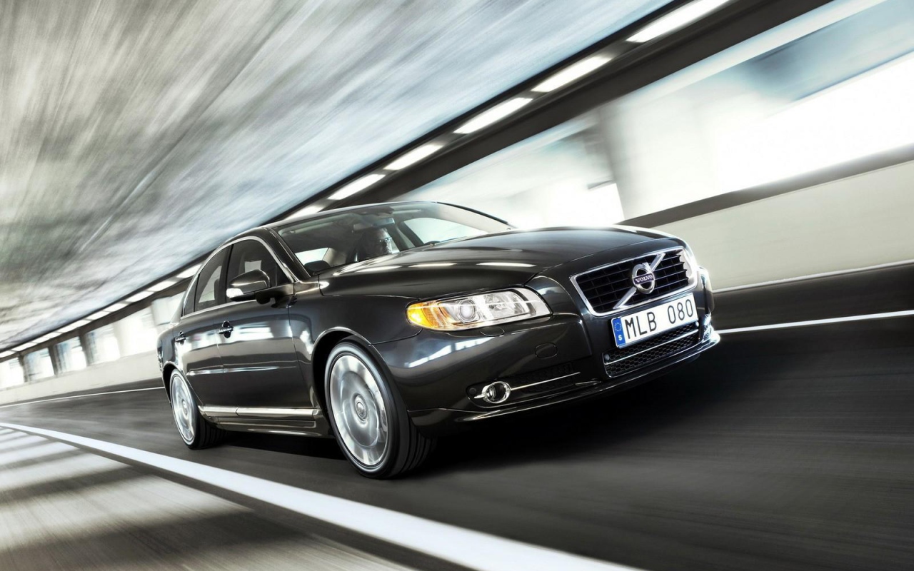 Черный Volvo S80 ускоряется