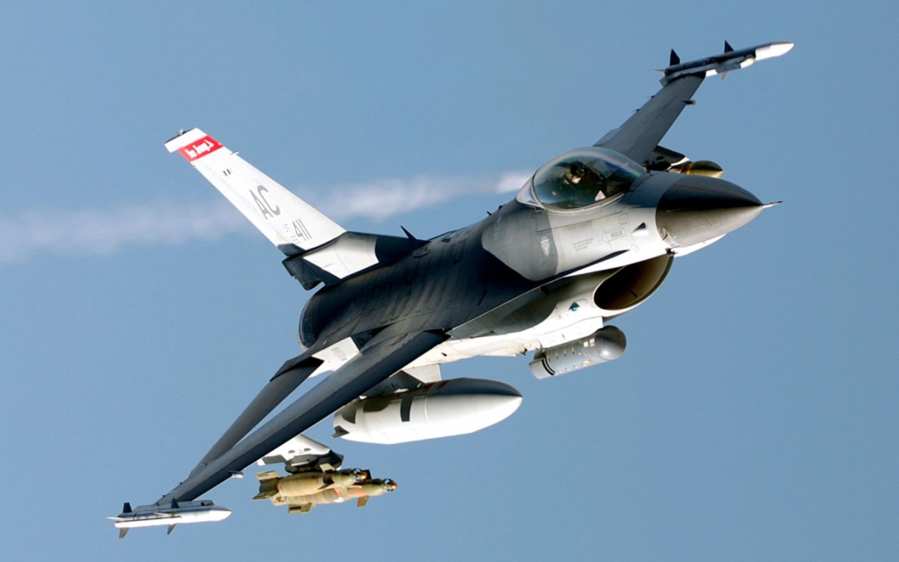Военный самолет F-16