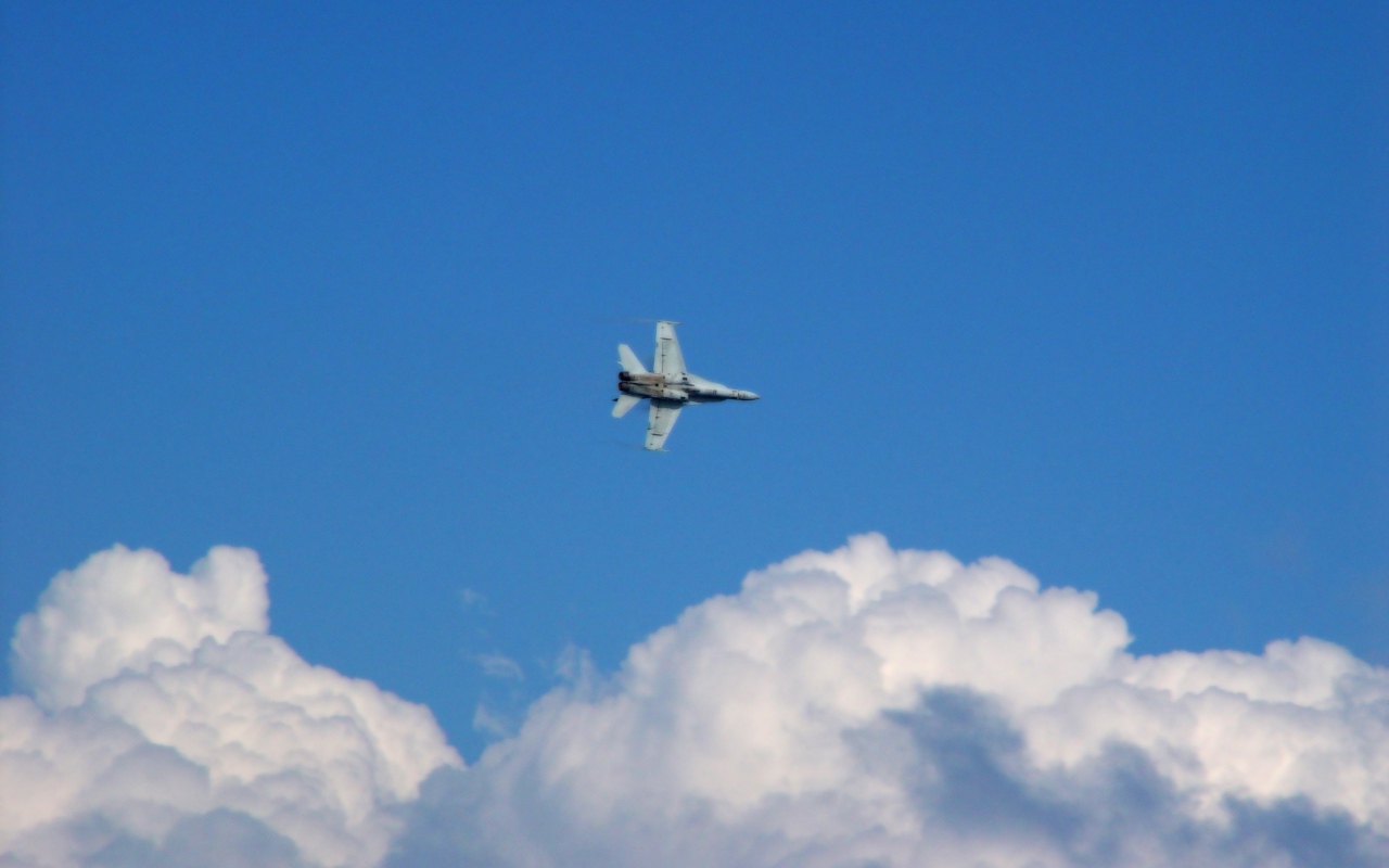 Военный самолет в облаках