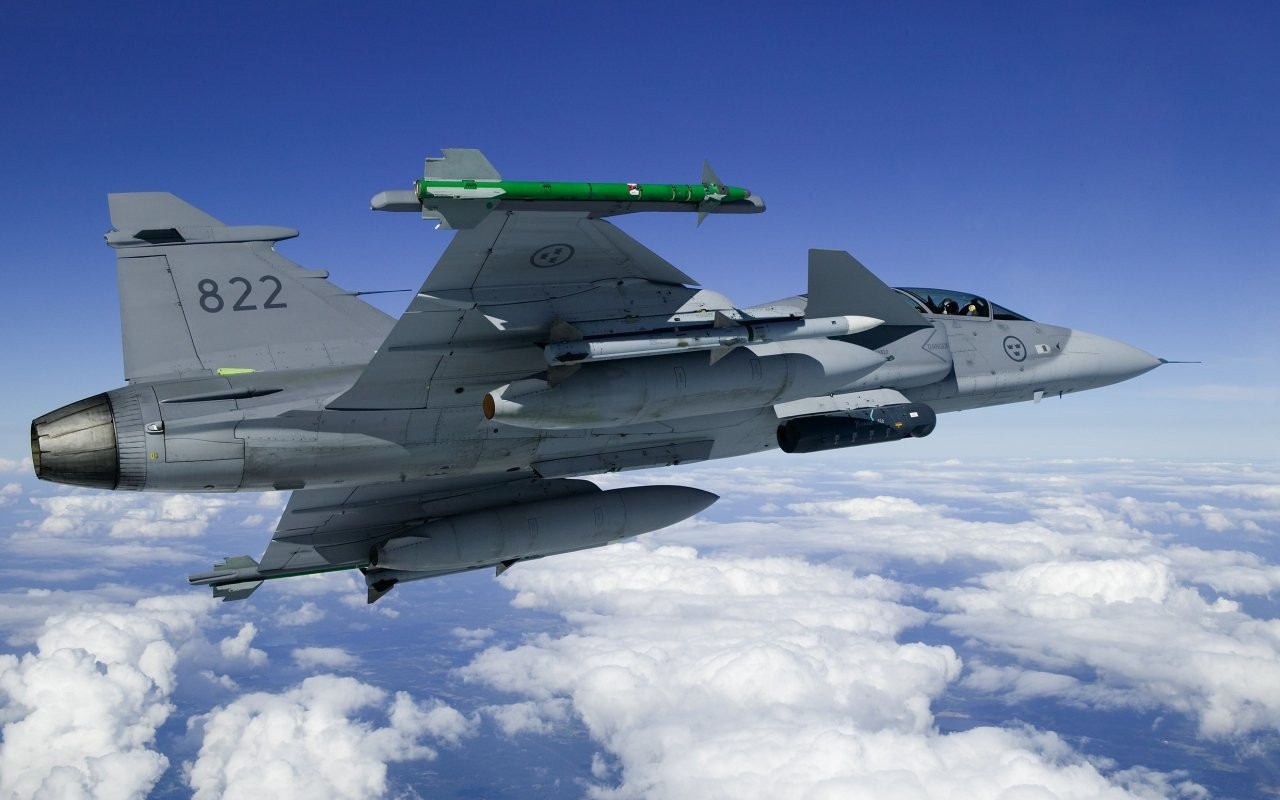 Военный самолет в небе