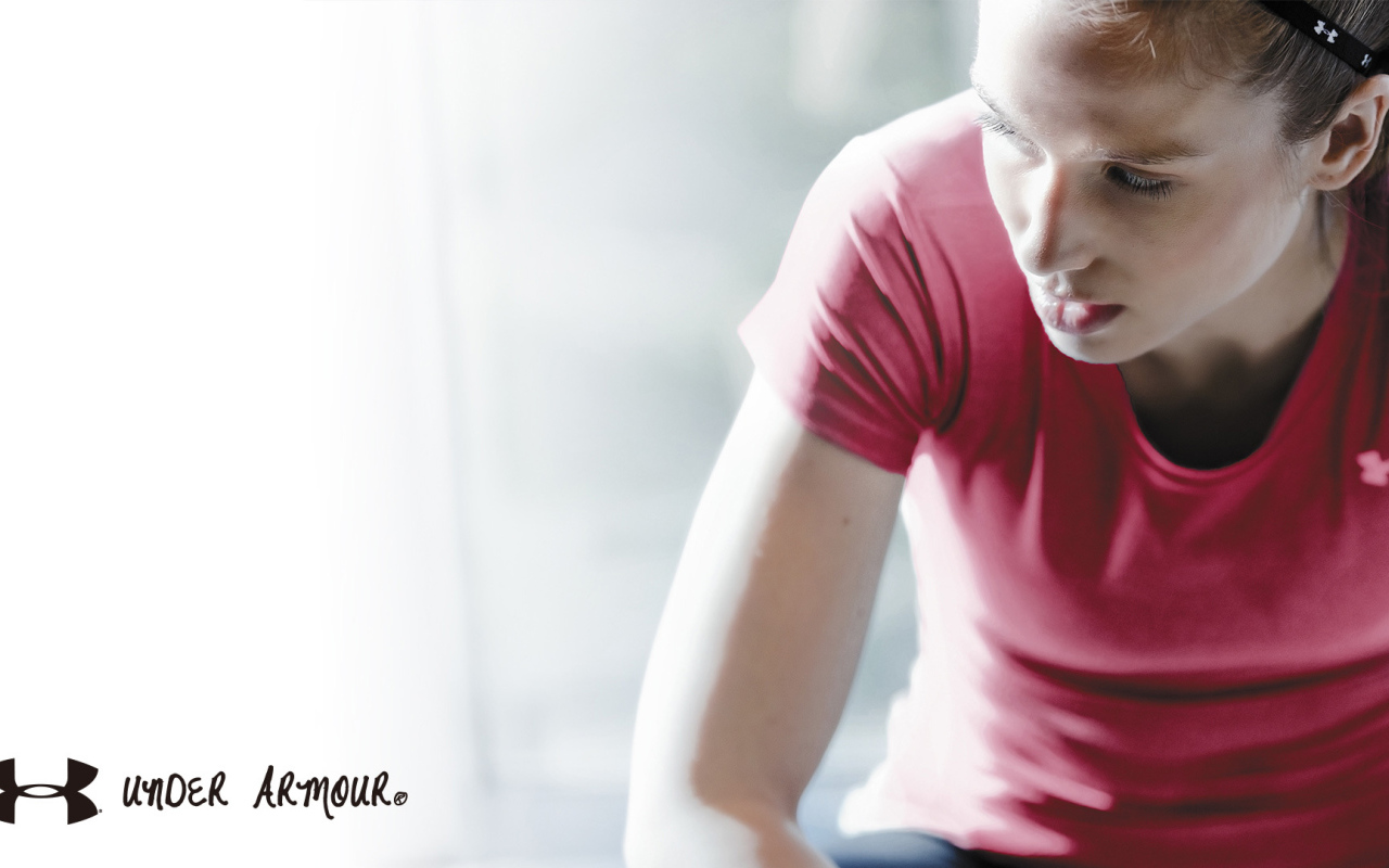 Девочка в розовой рубашке Under Armour