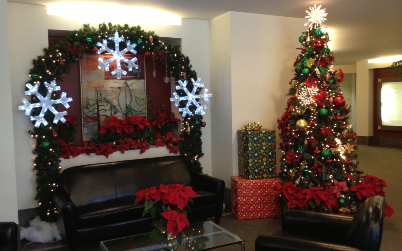 Украшенная уютная комната на рождество