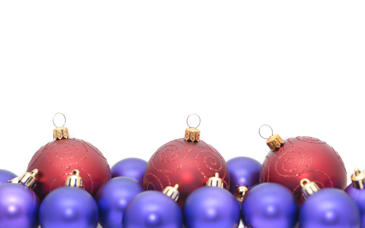 Красные и фиолетовые ёлочные игрушки на рождество