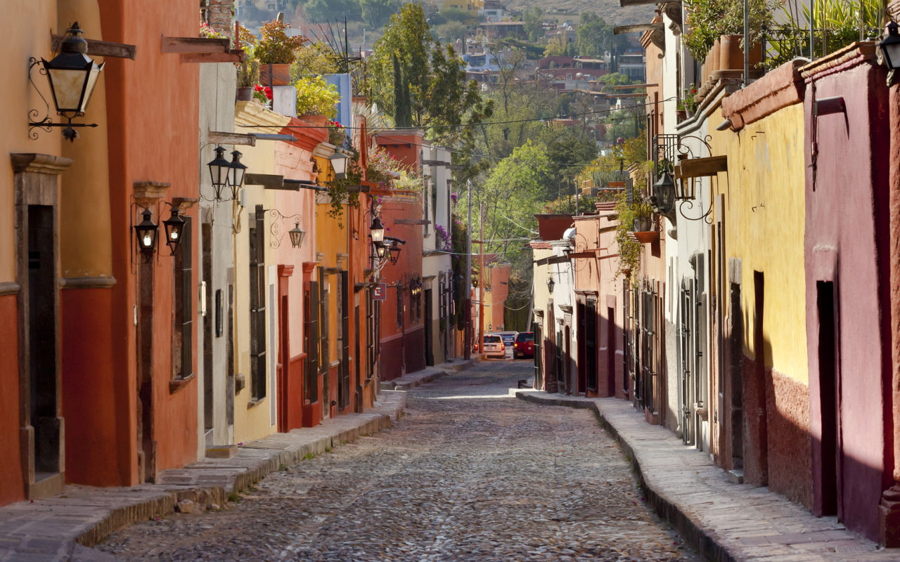 Старинная улица с фонарями