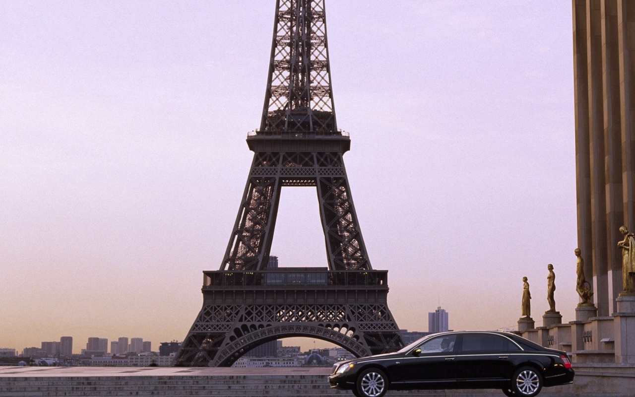 Автомобиль у Эйфелевой башни