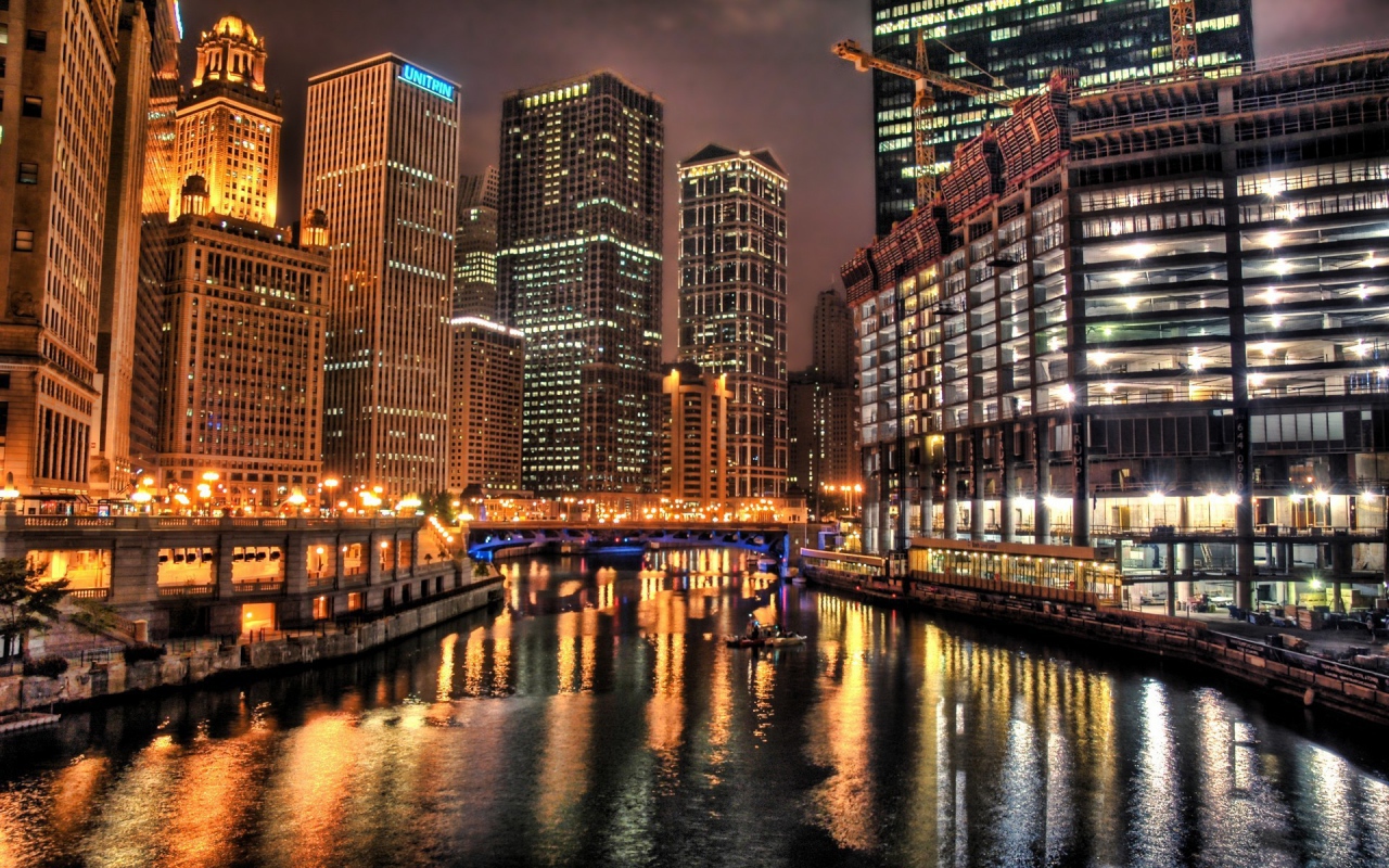 Небоскребы в ночном городе