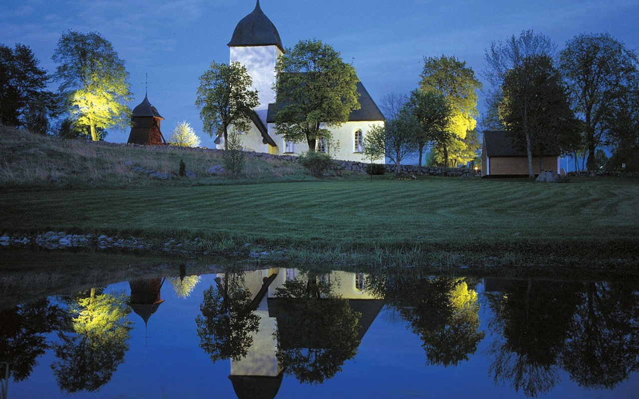 Костел на берегу озера