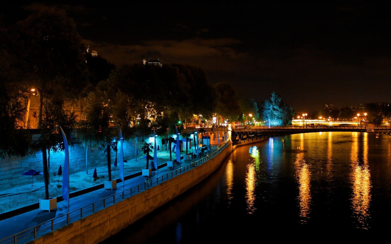Городская набережная ночью