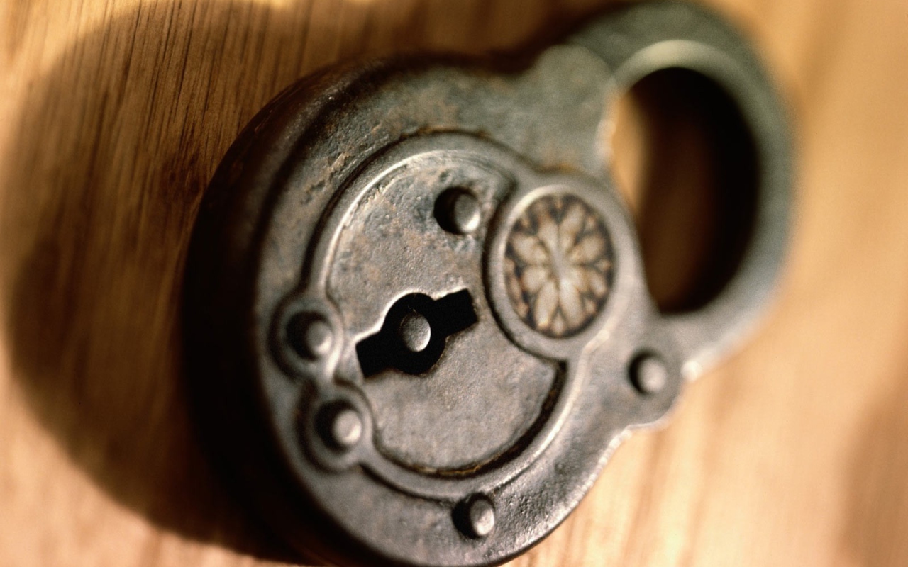 Старинный клепаный замок