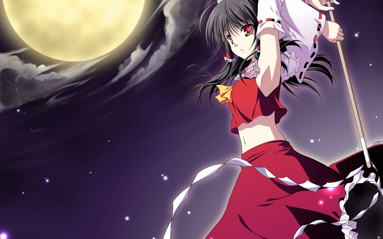 Девушка под большой луной