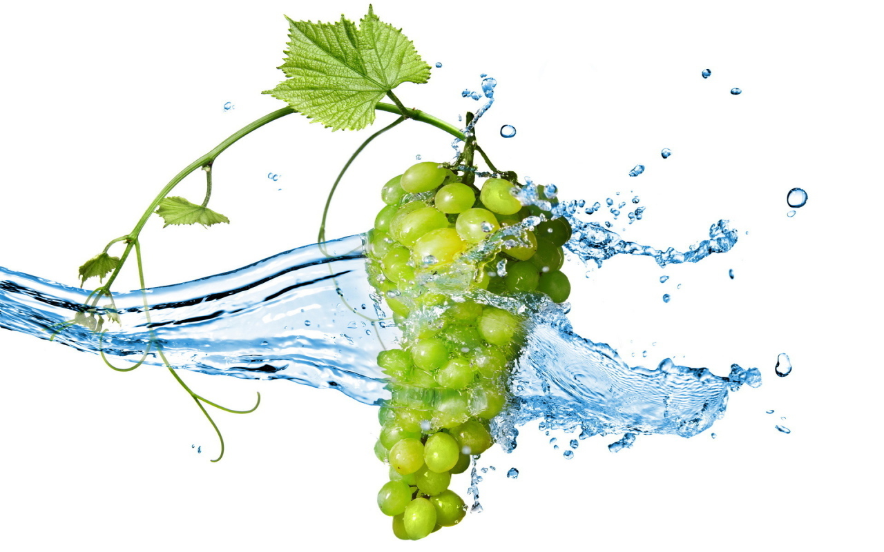 Гроздь винограда и брызги воды