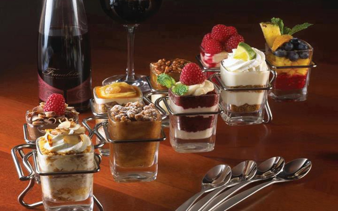 Десерт с красным вином