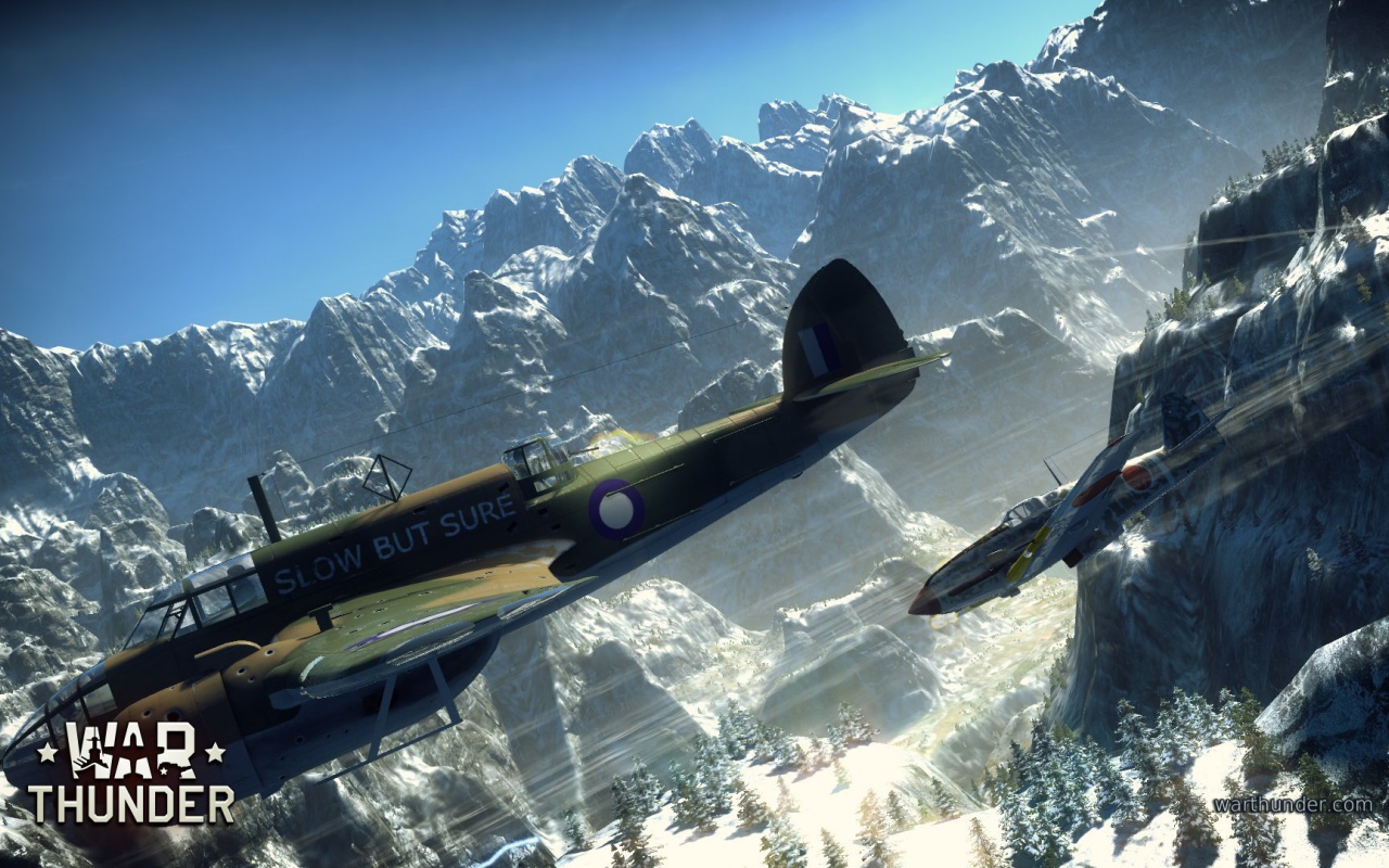 War Thunder самолеты летают над холмами