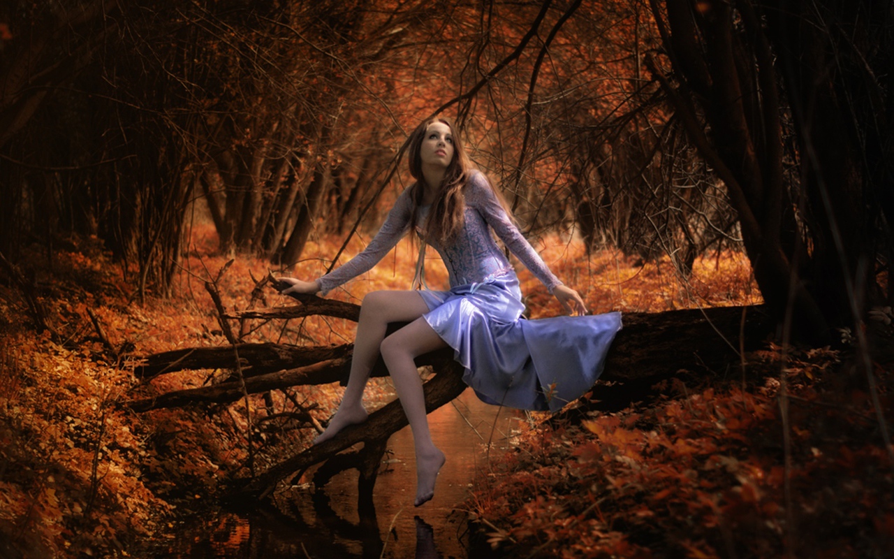 Девушка в осеннем лесу