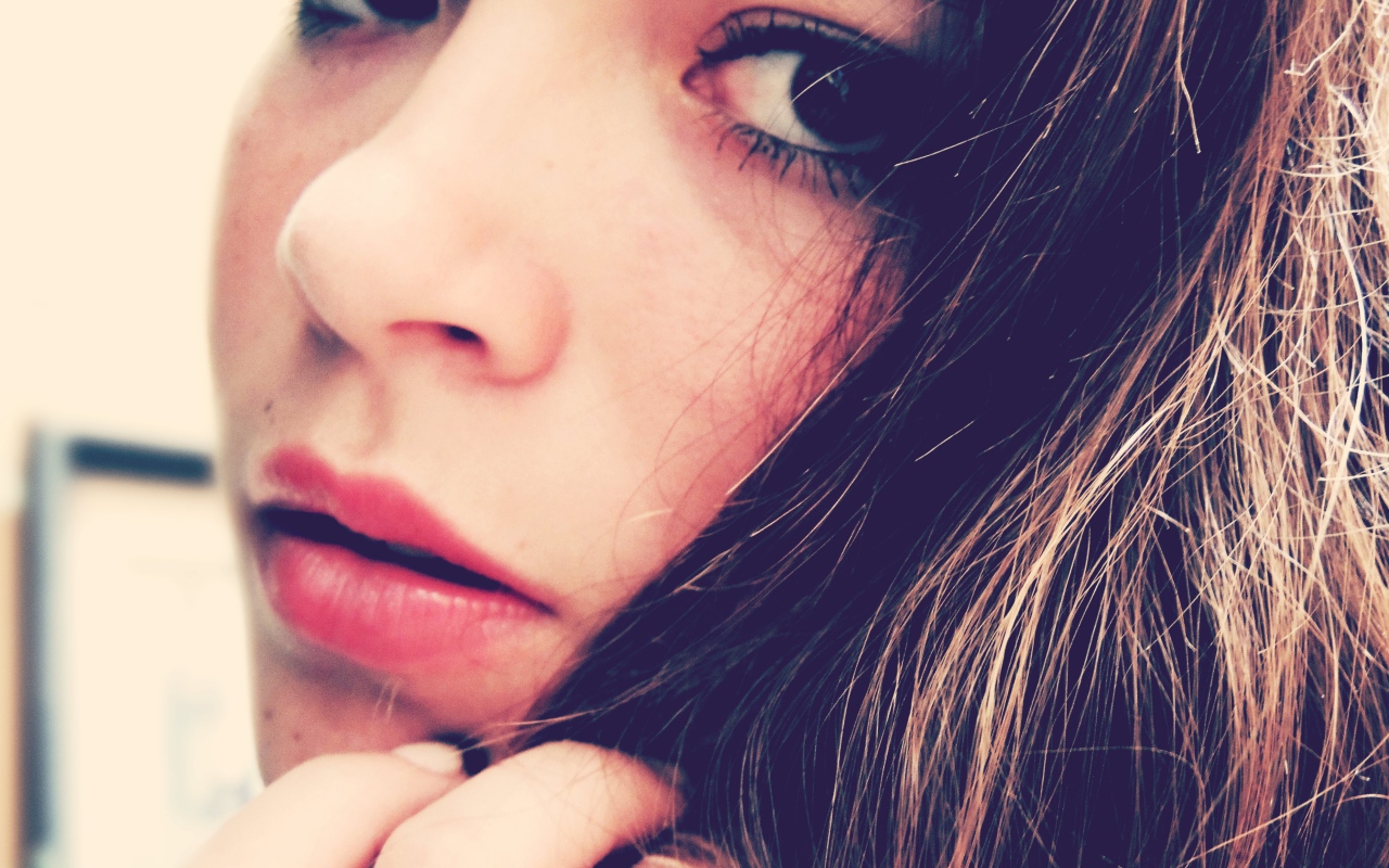 Взгляд брюнетки