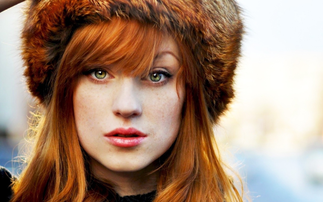 Рыжая в шапке