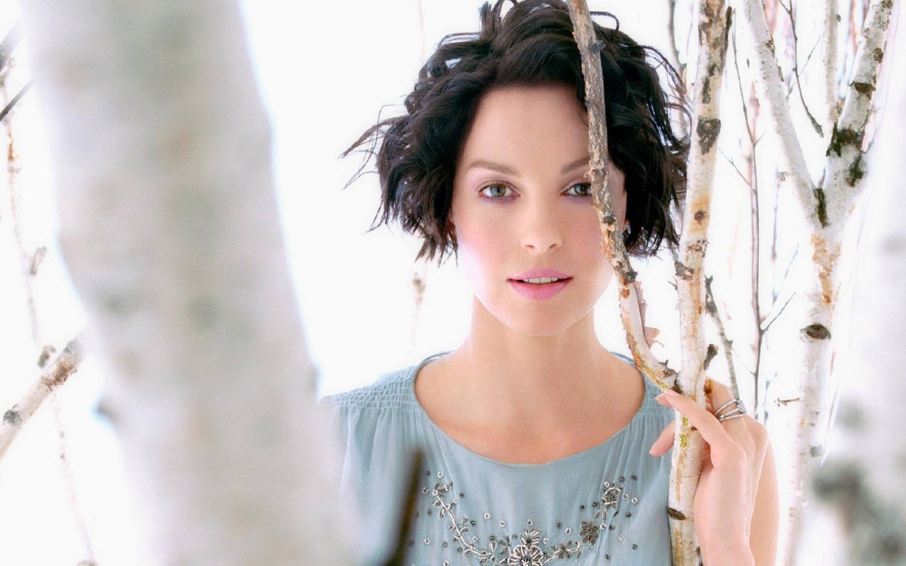Эшли Джуд у березы