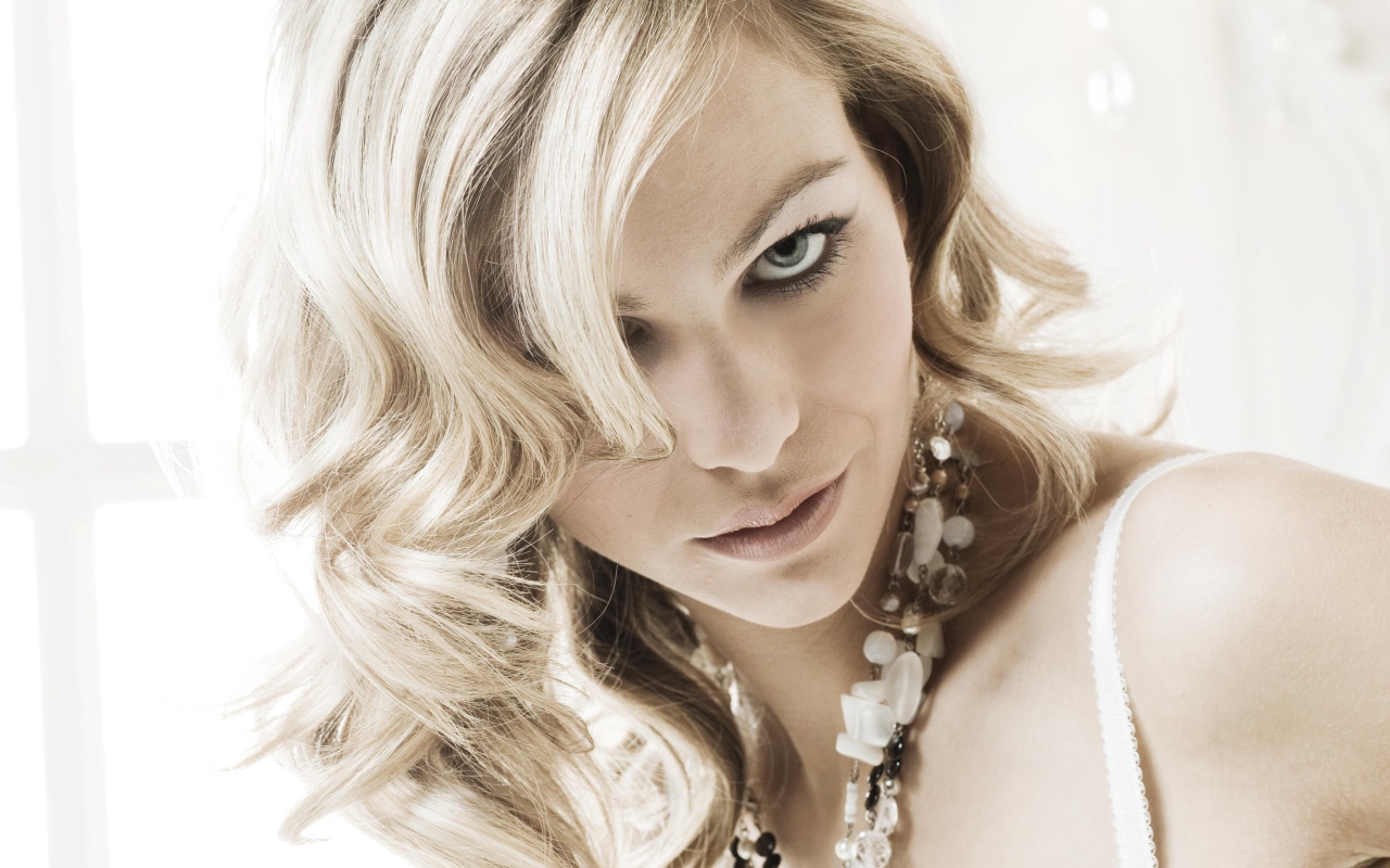 Блондинка с бусами