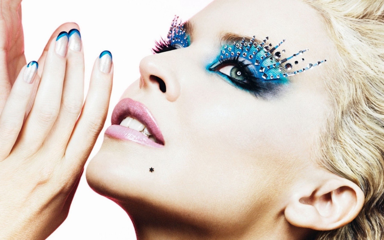 Блондинка с голубым макияжем