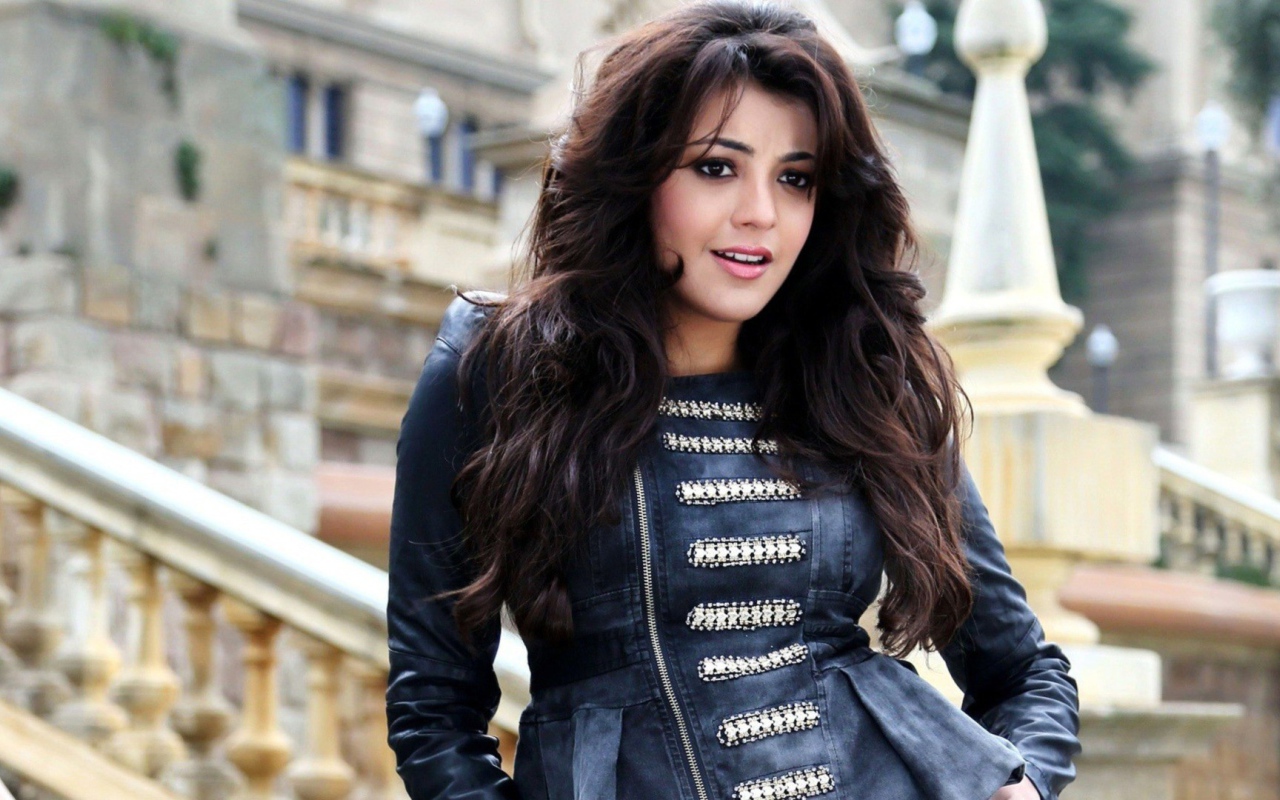 Брюнетка Каял Агарви