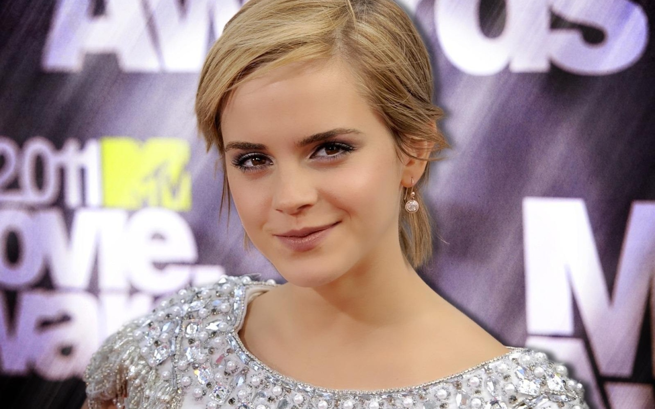 Эмма Ватсон в белом платье